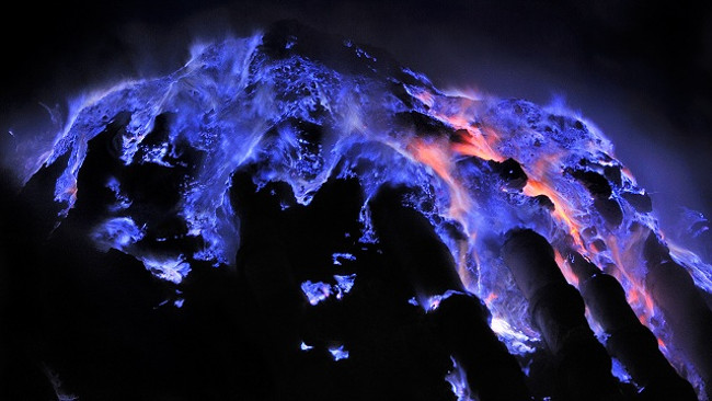 Quần thể núi lửa Kawah Ijen ở Indonesia phun trào dung nham màu xanh nước biển giống như những luồng điện vô cùng độc đáo.   Quần thể núi lửa Kawah Ijen ở Indonesia phun trào dung nham màu xanh nước biển giống như những luồng điện vô cùng độc đáo.