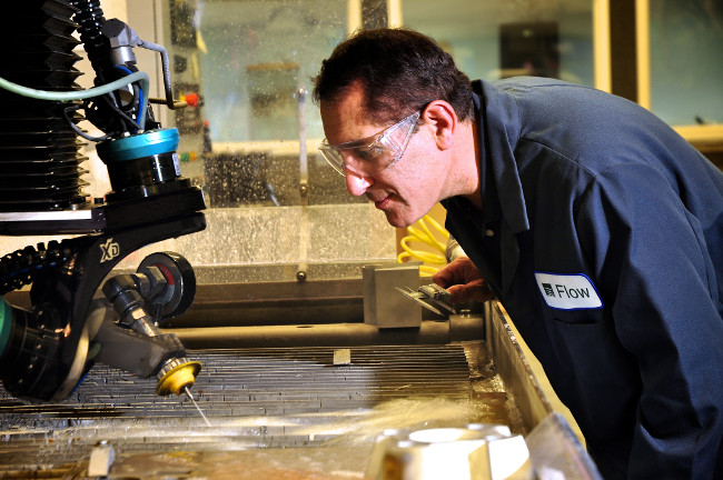 Tiến sĩ Mohamed Hashish thí nghiệm máy cắt bằng tia nước tại phòng thí nghiệm Flow ở Mỹ. Tiến sĩ Mohamed Hashish thí nghiệm máy cắt bằng tia nước tại phòng thí nghiệm Flow ở Mỹ.