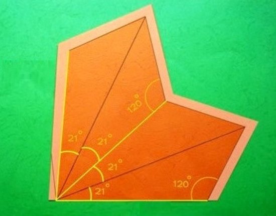 Vẽ 4 hình tam giác lên bìa màu