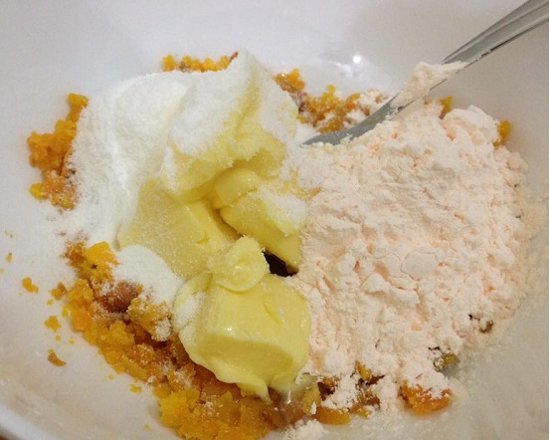 Đánh nhuyễn các nguyên liệu phần nhân kim sa trứng muôi