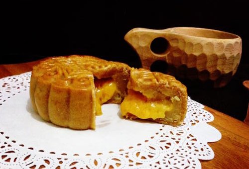 Bánh Trung thu nướng nhân kim sa trứng muối