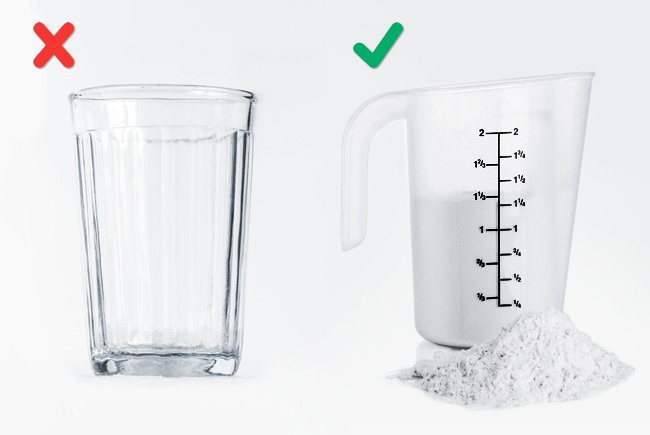 Dùng cốc thủy tinh để đo lượng bột Dùng cốc thủy tinh để đo lượng bột