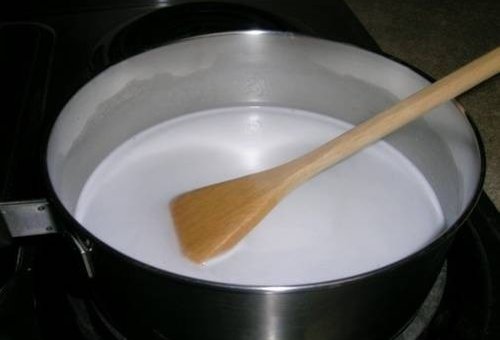 Đun sôi nước cốt dừa, sữa tươi Đun sôi nước cốt dừa, sữa tươi