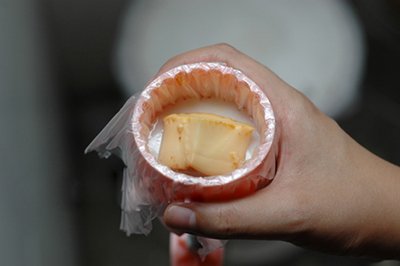 Đặt nhân flan vào khuôn Đặt nhân flan vào khuôn