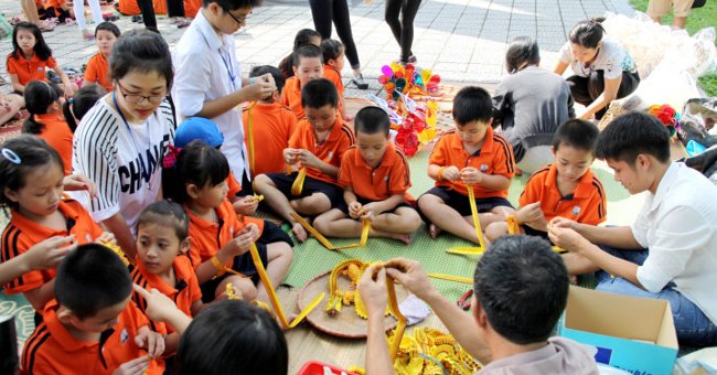 Trẻ em học làm đèn lồng Trung thu Trẻ em học làm đèn lồng Trung thu