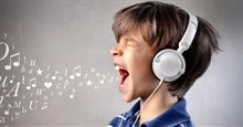 Chẳng cần là ca sĩ, bạn vẫn có thể đập vỡ ly nước bằng tiếng hát