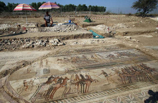 Đây là tấm khảm đá La Mã to nhất, rõ ràng nhất, công phu nhất và gần như còn nguyên vẹn cho tới bây giờ.