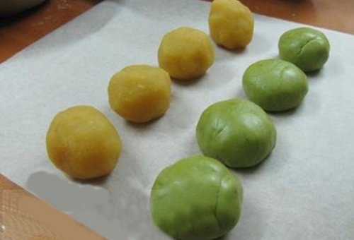 Chia vỏ bột và nhân bánh Trung thu Chia vỏ bột và nhân bánh Trung thu