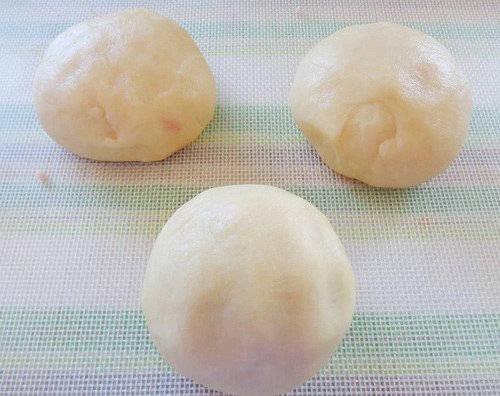 Chia bột vỏ bánh Trung thu thành các phần bằng nhau