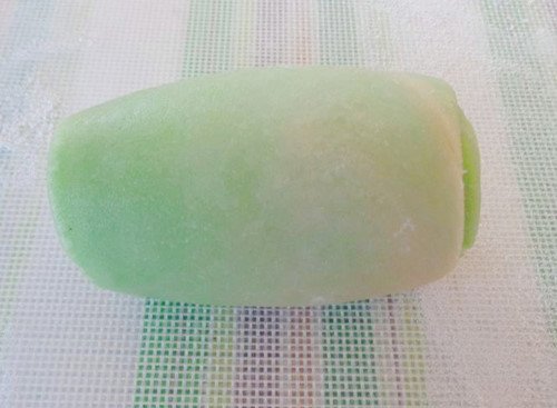 Cuộn bột vỏ nước và bột vỏ dầu lại với nhau