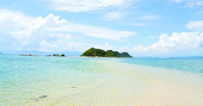 Nước biển Điệp Sơn trong xanh màu ngọc bích Nước biển Điệp Sơn trong xanh màu ngọc bích