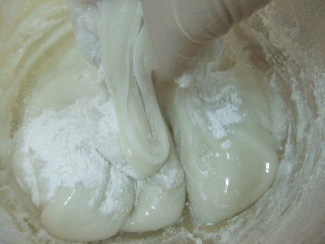 Nhào bột làm bánh Trung thu dẻo