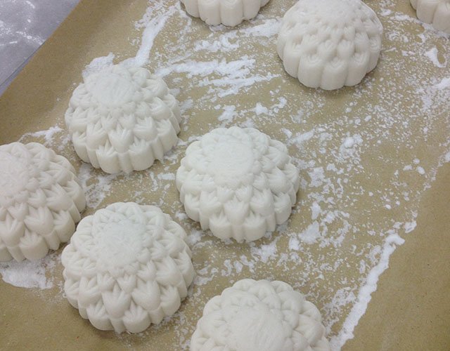 Nặn bánh Trung thu dẻo