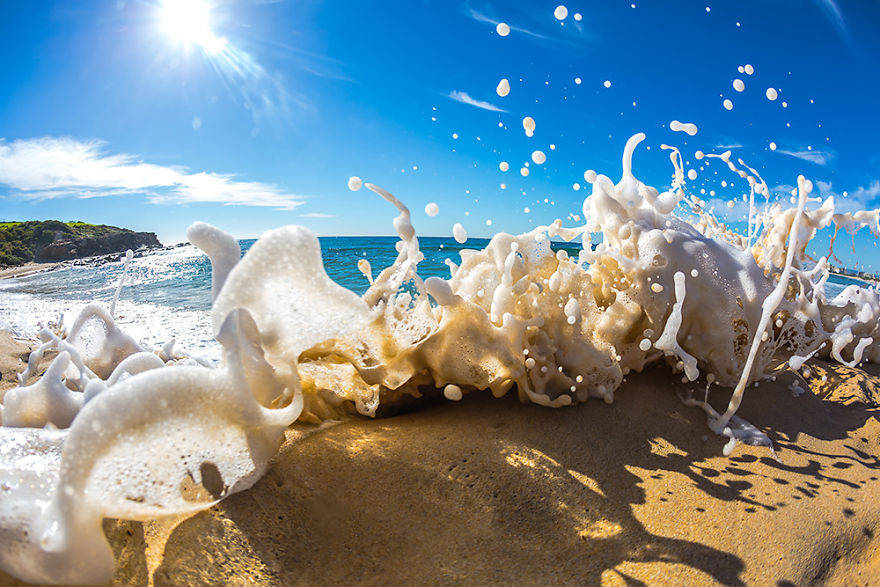 Matt Burgess, một nhiếp ảnh gia tại Australia bị hấp dẫn bởi vẻ đẹp lung linh, sống động của những con sóng. 