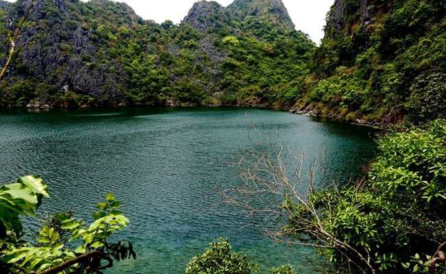 Núi đã bao quanh một áng nước trong suốt như mắt rồng Núi đã bao quanh một áng nước trong suốt như mắt rồng