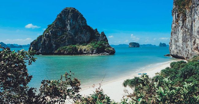 Bãi tắm tuyệt đẹp trên đảo Mắt Rồng Bãi tắm tuyệt đẹp trên đảo Mắt Rồng