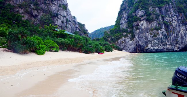 Bãi cát trắng trải dài trên đảo Mắt Rồng Bãi cát trắng trải dài trên đảo Mắt Rồng