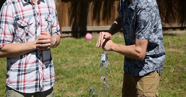 Phần đáy chai bị vỡ khi đập mạnh vào miệng chai   Phần đáy chai bị vỡ khi đập mạnh vào miệng chai