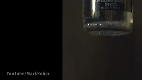 Kết quả cho thấy lực phản hồi của nước đập vào đáy chai chính là lý do khiến đáy vỡ.  Kết quả cho thấy lực phản hồi của nước đập vào đáy chai chính là lý do khiến đáy vỡ.