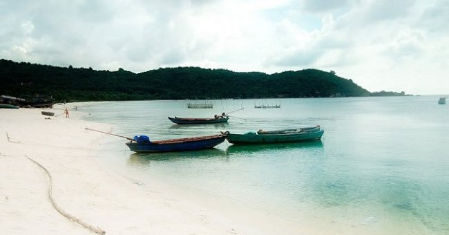 bãi cát trắng mịn như bột ở Bãi Khem bãi cát trắng mịn như bột ở Bãi Khem