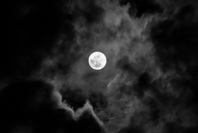 Trăng tròn được cho là mang đến may mắn nếu rơi vào thứ Hai. Ngược lại nó được cho là mang đến điềm gở khi rơi vào ngày Chủ Nhật.