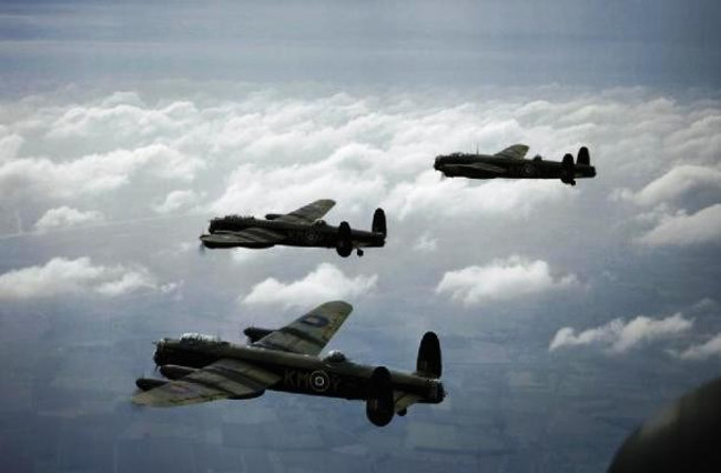 Trong Chiến tranh thế giới 2, không quân Hoàng gia Anh đã sử dụng ánh sáng trong một đêm trăng tròn ngày thứ Bảy 28/3 để bắt đầu cuộc tấn công nhằm vào thành phố Lubeck của Đức.