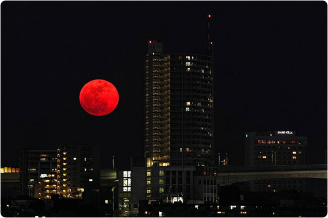 Khi trăng tròn trùng với hiện tượng nguyệt thực, mặt trăng sẽ đi vào bóng tối của trái đất và bắt đầu dần chuyển sang màu đồng đỏ. (Nguyệt thực xảy ra khi trái đất che khuất ánh sáng mặt trời chiếu sáng mặt trăng.)