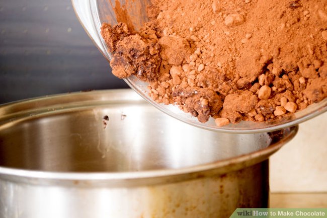 Cho bột cacao và bơ đã được làm mềm vào trong một cái bát lớn