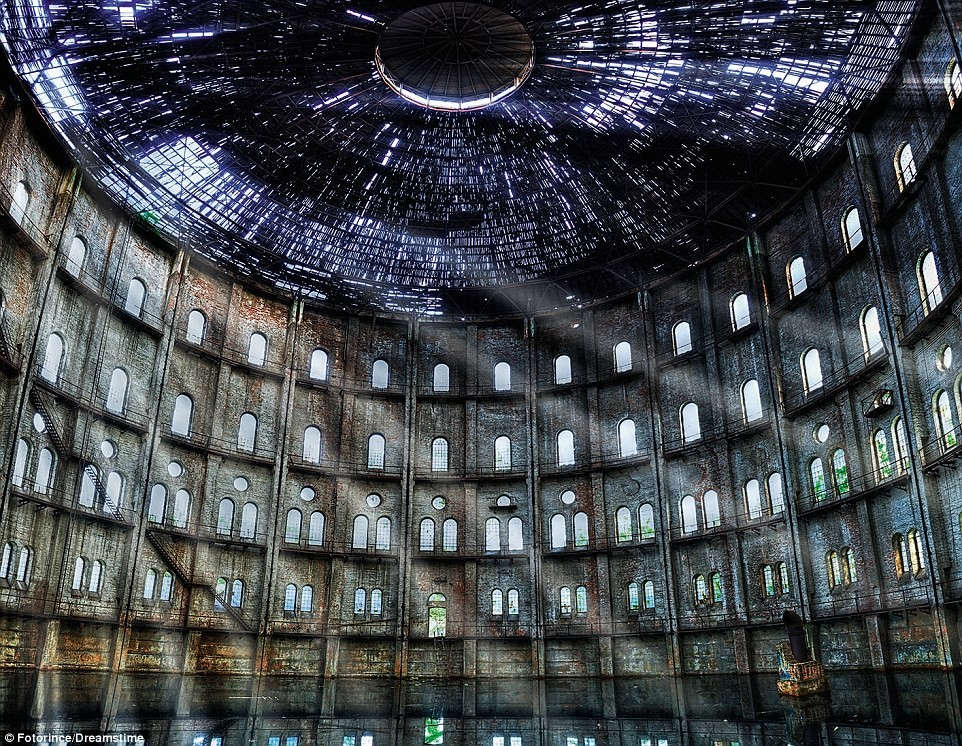 Trước những năm 1970, tòa nhà rộng lớn ở Warsaw (Ba Lan) này từng là nhà máy khí Wola, hoạt động từ năm 1888. Trước những năm 1970, tòa nhà rộng lớn ở Warsaw (Ba Lan) này từng là nhà máy khí Wola, hoạt động từ năm 1888.