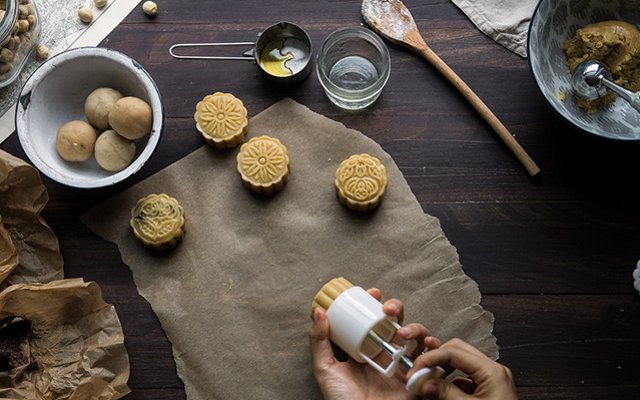 Tạo hình cho bánh Trung thu