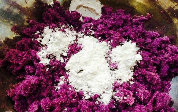 Trộn vỏ bánh Trung thu khoai lang tím