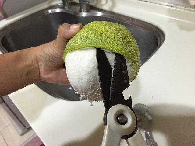 Cắt rồi tách phần vỏ phía dưới ra khỏi quả bưởi