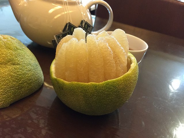 Bày bưởi vào trong phần vỏ