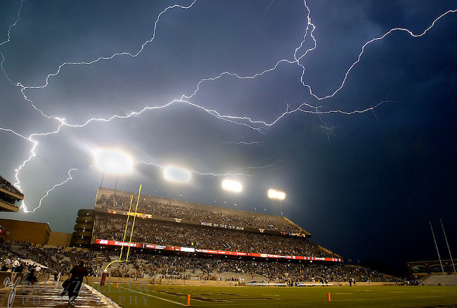 Năm 1998, trong trận đấu giữa đội Bena Tshadi và đội khách ở Basanga (Congo) 11 cầu thủ của đội khách bị sét đánh chết và hơn 30 người khác bị thương