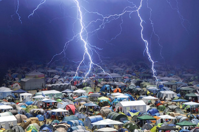 3/6/2016, tại lễ hội âm nhạc Rock am Ring tại Mendig, Đức, 71 đã nhập viện sau khi bị sét đánh. 