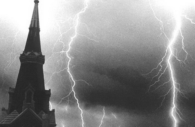 Năm 1769, một tia sét đánh vào nhà thờ ở thành phố Brescia, Italia đã làm nổ tung 90 tấn thuốc nổ được cất phía dứa tầng hầm nhà thờ gây ra vụ nổ giết chết 3000 người và phá hủy một phần sáu thành phố này.