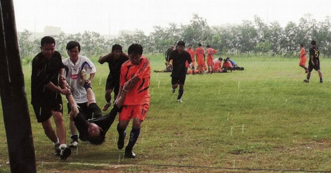 Năm 2008, 3 người bị chết ngay tại chỗ, 3 người khác bị thương nặng do sét đánh khi đang chơi bóng đá.