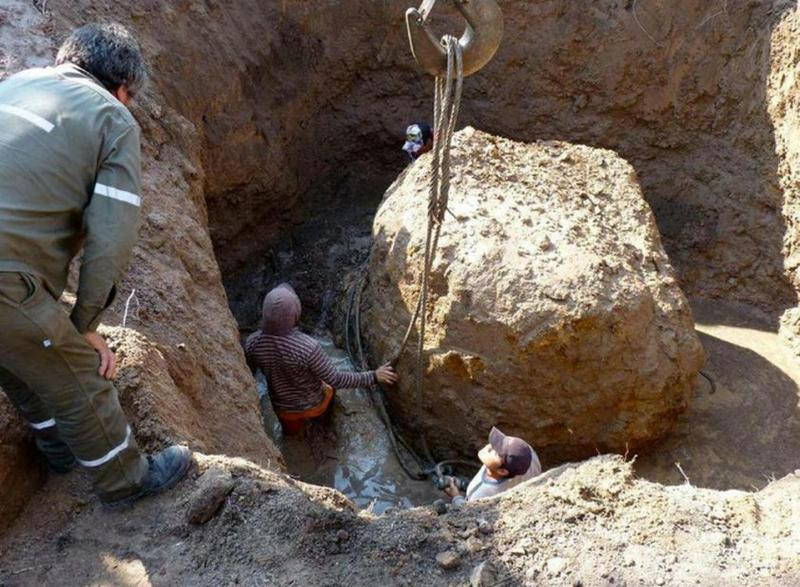 Quá trình khai quật thiên thạch 