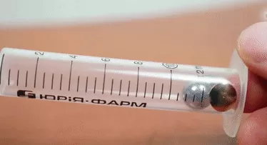 Cho viên bi sắt vào trong ống xylanh rỗng Cho viên bi sắt vào trong ống xylanh rỗng