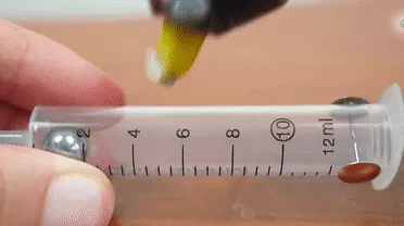 Gắn pin đã nối dây điện vào 2 cực cố định trên thân xylanh. Gắn pin đã nối dây điện vào 2 cực cố định trên thân xylanh.