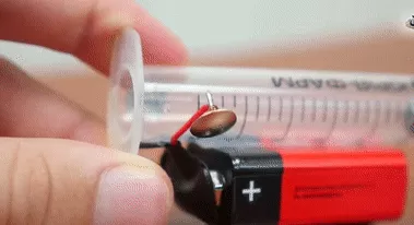 Nối một dây điện vào đinh ghim Nối một dây điện vào đinh ghim