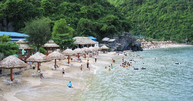 Bãi tắm tại Cát Bà