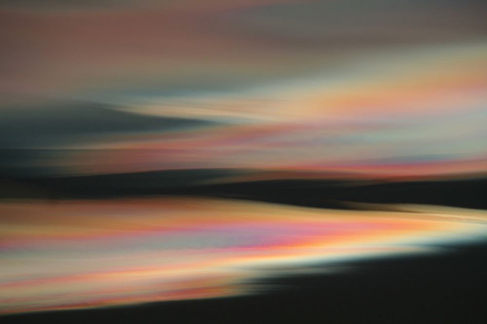 Mùa đông ở các vùng cực kéo dài và ít ánh sáng mặt trời, nhiệt độ thấp kiến cho những đám mây xà cừ bắt đầu hình thành trong tầng bình lưu mặc dù không khí rất khô.