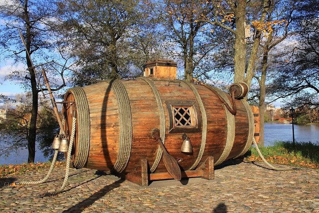 Một bản sao của tàu ngầm của Yefim Nikonov, được cho là tàu ngầm quân sự đầu tiên ở Sestroretsk, St Petersburg, trên sông Neva.