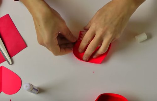 Dán phần thành hộp vào nắp hộp