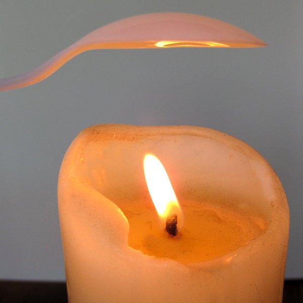 Hơ thìa nhựa trên lửa