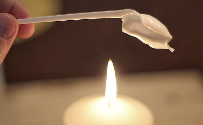 Hơi nóng làm thìa cong lại