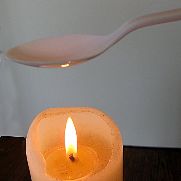 Lật ngược thìa nhựa hơ trên lửa