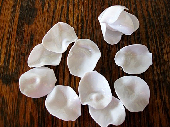 Những cánh hoa hồng xòe bên ngoài