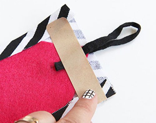 Dán dây chun vào mảnh vải